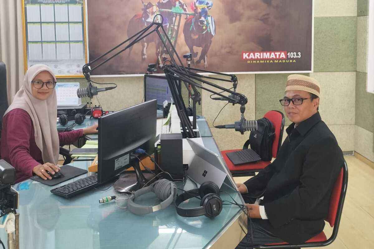 DIALOG INTERAKTIF RAMADHAN: DOSEN LAKSANAKAN PENGABDIAN KEPADA MASYARAKAT MELALUI SIARAN KARIMATA FM 103.3 DINAMIKA MADURA